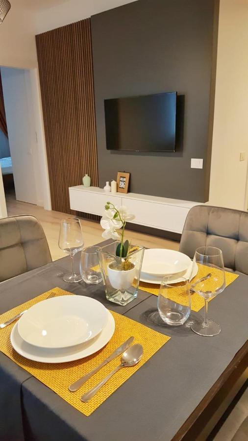 Elias Central Apartment - 2 Bedrooms & Free Parking オラデア エクステリア 写真
