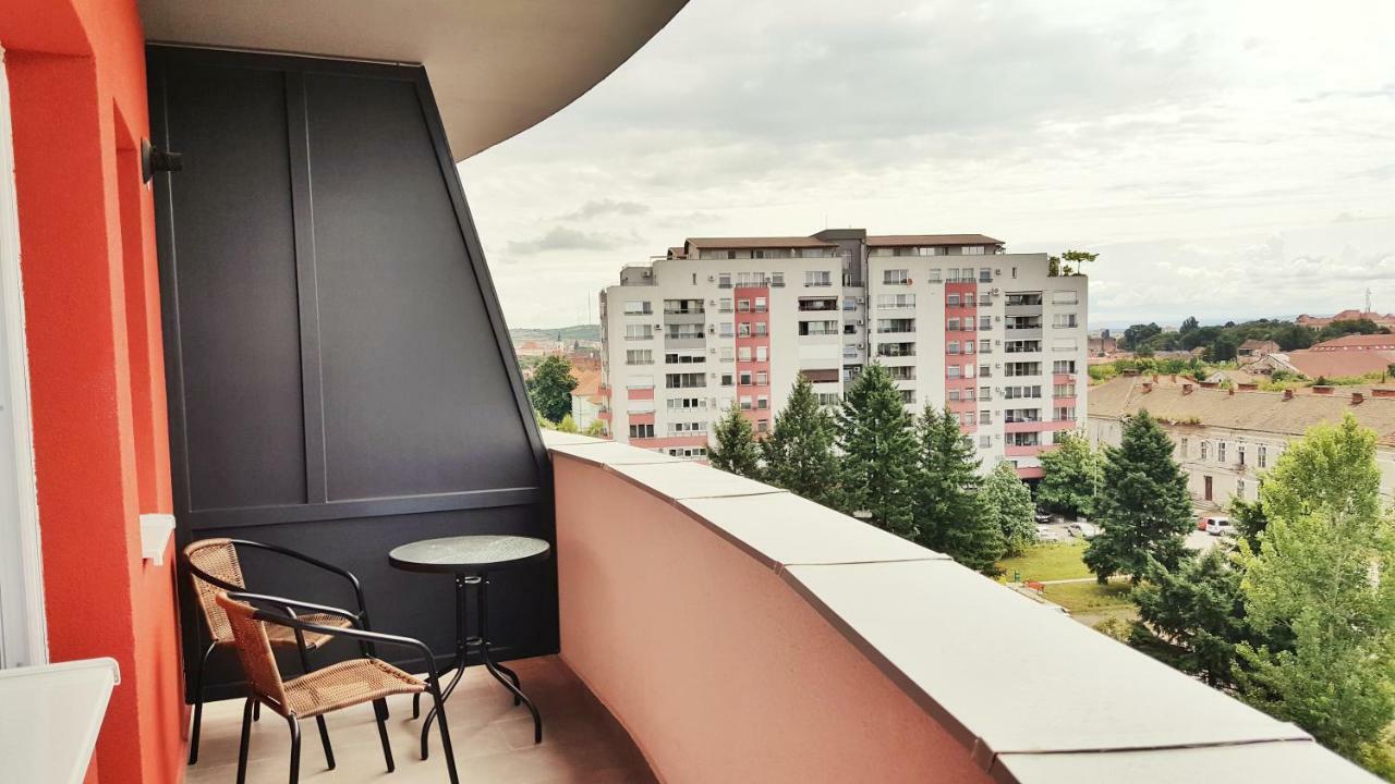 Elias Central Apartment - 2 Bedrooms & Free Parking オラデア エクステリア 写真
